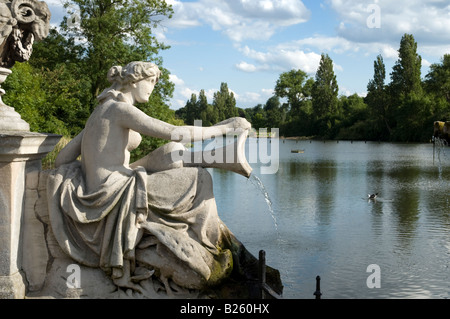 Sculpture dans les jardins italiens de Kensington Gardens, Londres, Angleterre, Royaume-Uni Banque D'Images