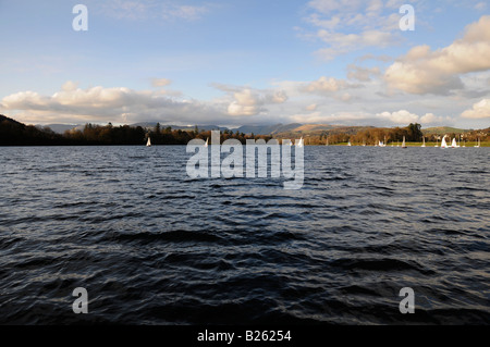 Soirée d'été sur le lac Windermere. Banque D'Images