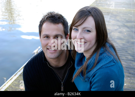 Un jeune couple à l'extérieur Banque D'Images
