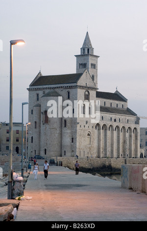 La Cathédrale de Trani, Italie. Les gens marchent sur la promenade en face de la cathédrale. Banque D'Images