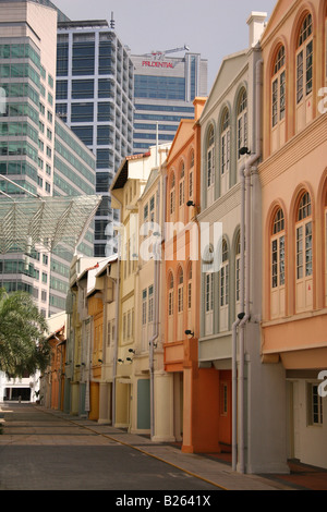 Logement dans une rue dans le quartier de Tanjong Pagar de Singapour. Le quartier central des affaires est vu dans l'arrière-plan. Banque D'Images