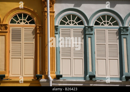 En arc classique, et ses fenêtres agrémentées de bâtiments de la période coloniale à Singapour. Banque D'Images