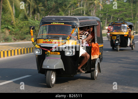 Tricycle auto rickshaw sur l'autoroute nationale près de Kerala Inde Attingai Banque D'Images