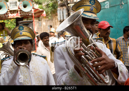 Les membres d'une bande de musiciens effectuer à Bangalore, Inde. Le groupe effectue dans le cadre de Ganesh Churti célébrations. Banque D'Images