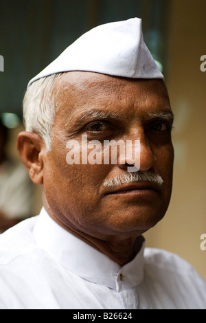 Un Indien porte un chapeau traditionnel de Nehru. La hat lorsque porté avec la kurta pajama devenu un symbole du parti du Congrès. Banque D'Images