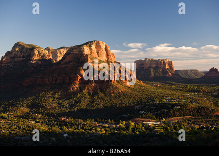 USA Arizona Sedona view SE à partir de la route de l'aéroport, Palais de butte et bell rock sur la droite Banque D'Images