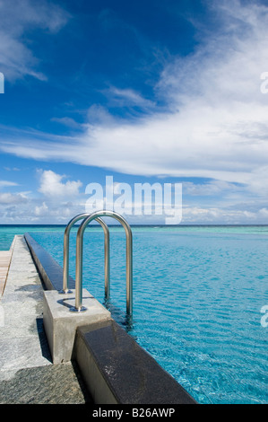 La piscine principale de taille olympique à Four Seasons Resort Landaa Giraavaru, Maldives Banque D'Images