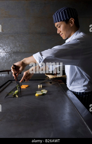 Chef japonais en café Landaa, Four Seasons Resort Landaa Giraavaru, Maldives Banque D'Images