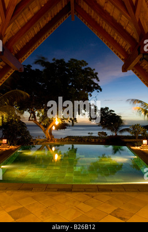 Hôtel de luxe dans la nuit, l'hôtel Taj Exotica Resort & Spa, Villa Présidentielle avec piscine, Maurice Banque D'Images