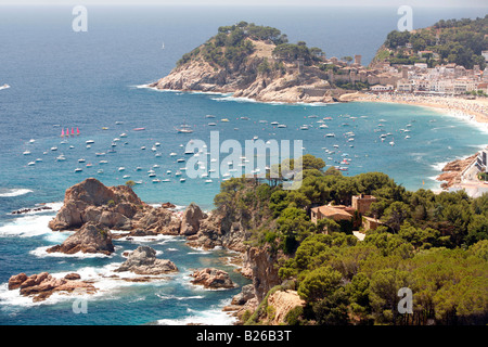 Bateaux en baie, Tossa del Mar, Costa Brava, Catalogne, Espagne Banque D'Images