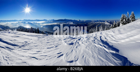 Scène de montagne couverte de neige, panorama depuis le sommet de Riedberger Horn, Obermaiselstein, Oberstdorf, gamme Allgaeu, Swabi, Allgaeu Banque D'Images