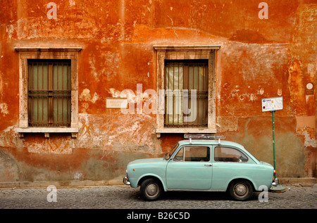 Mur de chambre avec une Fiat 850 à l'avant, le Trastevere, Rome, Italie Banque D'Images