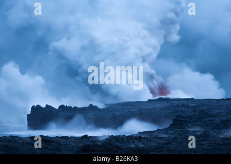 Les nuages de vapeur créé comme la lave en fusion rencontre la mer Hawaii Volcanoes National Park Big Island Hawaii USA Banque D'Images