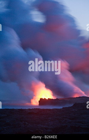 Les nuages de vapeur créé comme la lave en fusion rencontre la mer Hawaii Volcanoes National Park Big Island Hawaii USA Banque D'Images