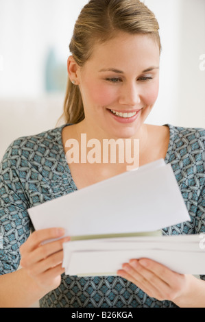 Woman looking at mail Banque D'Images