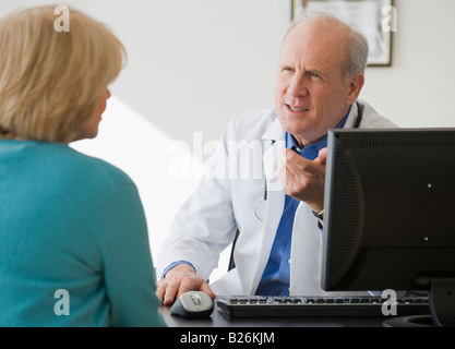 Senior male doctor talking to patient Banque D'Images