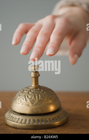 Femme ringing service bell Banque D'Images