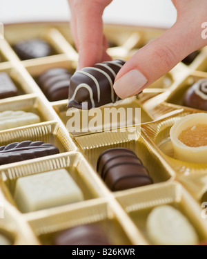 Femme tenant plus de chocolat boîte de chocolats Banque D'Images