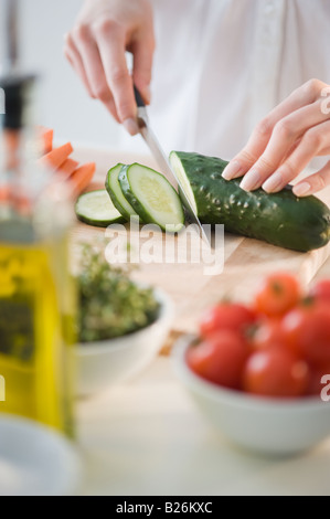 Woman chopping vegetables Banque D'Images