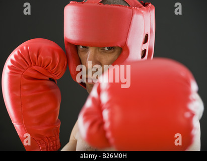Close up of Hispanic male boxer Banque D'Images