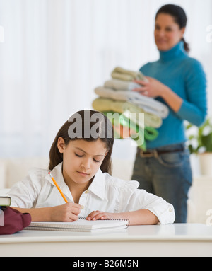 Hispanic girl doing homework Banque D'Images