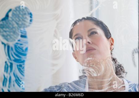 Hispanic woman lave-vitre Banque D'Images