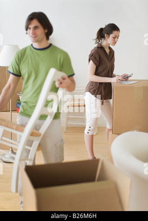 Couple et moving boxes in new home Banque D'Images