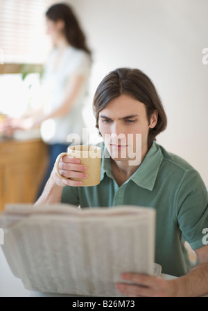 Man reading newspaper Banque D'Images