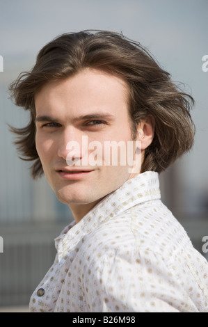 L'homme avec les cheveux à la over shoulder Banque D'Images