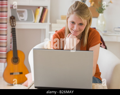 Little girl looking at laptop Banque D'Images