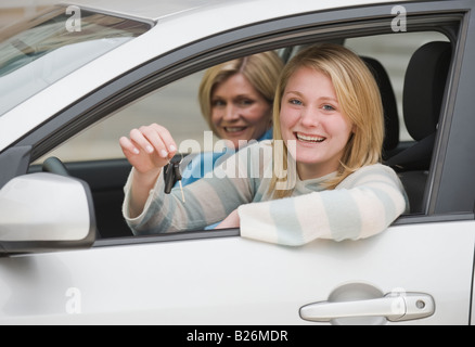 Little girl in car with mother Banque D'Images