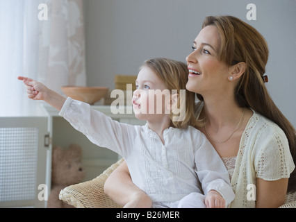 Mère et fille pointer et à la Banque D'Images