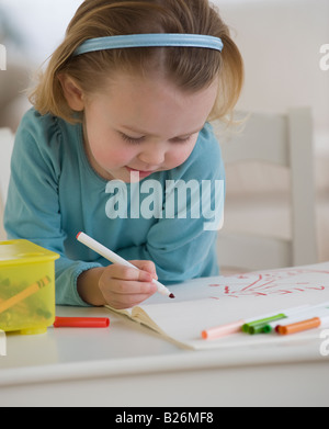 Close up of girl coloring Banque D'Images