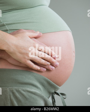 Sur les mains du couple pregnant belly Banque D'Images
