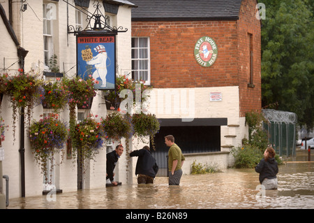 Les résidents de ce pays d'inondation À LA GLOUCESTERSHIRE TEWKESBURY WHITE BEAR PUB JUILLET 2007 UK Banque D'Images