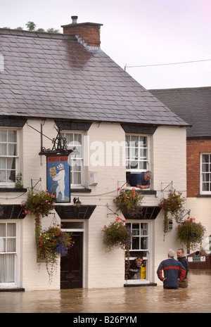 Les résidents de ce pays d'inondation À LA GLOUCESTERSHIRE TEWKESBURY WHITE BEAR PUB JUILLET 2007 UK Banque D'Images