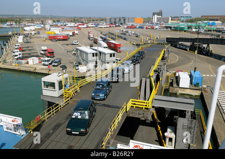 Voitures à bord d'un ferry transmanche dans le port de Portsmouth Banque D'Images