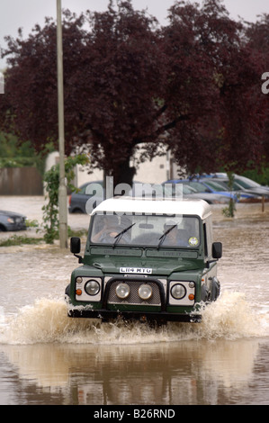 Un Land Rover DEFENDER DURS GRÂCE À L'INONDATION À TEWKESBURY LORS DES INONDATIONS DE LA LOIRE JUILLET 2007 UK Banque D'Images