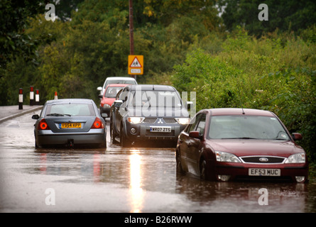 Négocier LES VOITURES DANS UNE RUE RÉSIDENTIELLE DE CRUE LORS DES INONDATIONS DE LA LOIRE JUILLET 2007 UK DES VÉHICULES À FAIBLE CONSOMMATION D'AIR Banque D'Images