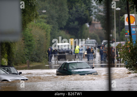 Les véhicules abandonnés coincé dans l'eau de l'INONDATION À TEWKESBURY LORS DES INONDATIONS DE LA LOIRE JUILLET 2007 UK Banque D'Images