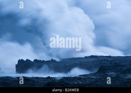 Les nuages de vapeur créé comme la lave en fusion rencontre la mer Hawaii Volcanoes National Park Big Island Hawaii USA Banque D'Images