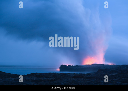 Les nuages de vapeur créé comme la lave en fusion rencontre la mer Hawaii Volcanoes National Park Big Island Hawaii USA Banque D'Images