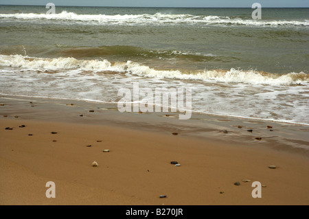 La mer rouler dans les vagues sur le rivage à Omaha Beach Colleville sur Mer Normandie France Banque D'Images