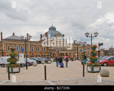 La gare de Norwich et Thorpe approche bâtiment principal Banque D'Images