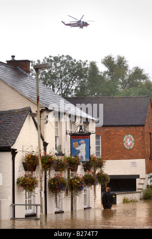 Un résident de TEWKESBURY FRAPPÉES PAR LES INONDATIONS À GLOUCESTERSHIRE L'OURS BLANC PUB JUILLET 2007 UK Banque D'Images