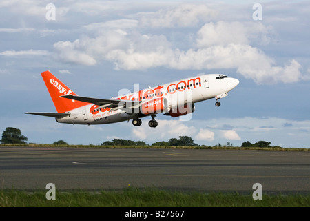 Un Boeing B737 series 700 de la compagnie aérienne britannique EasyJet au départ de l'aéroport de Luton Banque D'Images