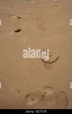 Traces dans le sable sur la plage d'Omaha en Normandie France avec des cailloux Banque D'Images