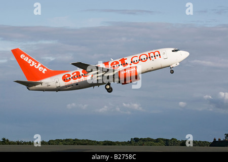 Un Boeing B737 series 700 de la compagnie aérienne britannique EasyJet au départ de l'aéroport de Luton Banque D'Images