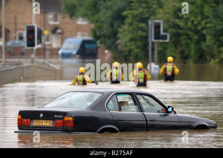 Une équipe de sauvetage d'inondation a déclenché pour le contrôle des véhicules bloqués dans l'eau de l'INONDATION À TEWKESBURY LORS DES INONDATIONS DE LA LOIRE JUILLET 2007 U Banque D'Images