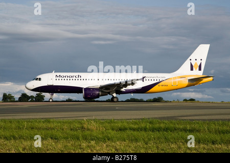 Un Airbus A320 de Monarch airways taxying hors de la piste à l'aéroport de Luton Banque D'Images